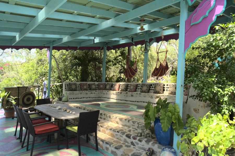 Garden dining under the pergola